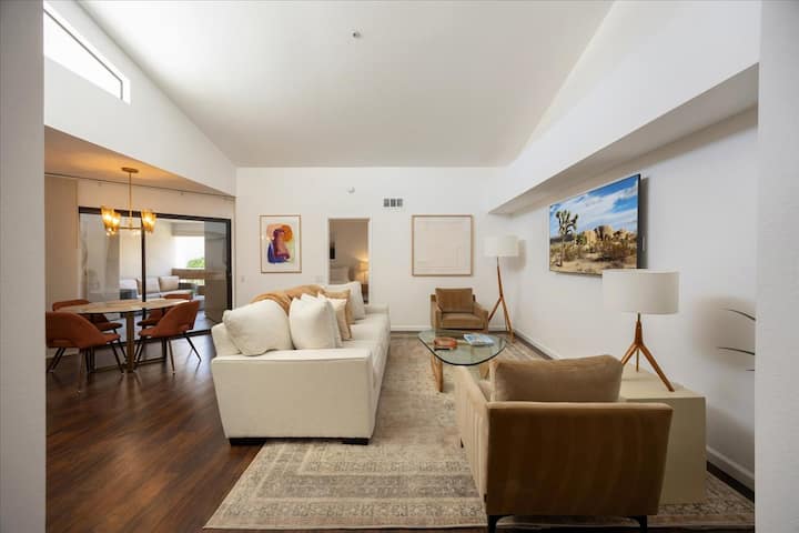 Stylish Oasis W/pool & Mountain Views-palm Springs - Palm Springs, CA