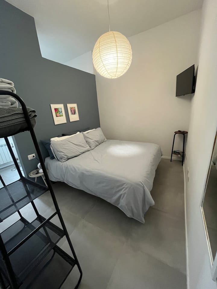 Cama doble con almohadas dobles para todas las necesidades. ¡Perchas cómodas para guardar y colgar ropa y algunas guías en Florencia a tu disposición para algunas ideas para visitar la ciudad!