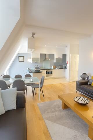 Penthouse next to Oxford St gallery image 2