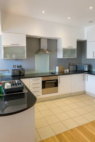 Penthouse next to Oxford St gallery image 5