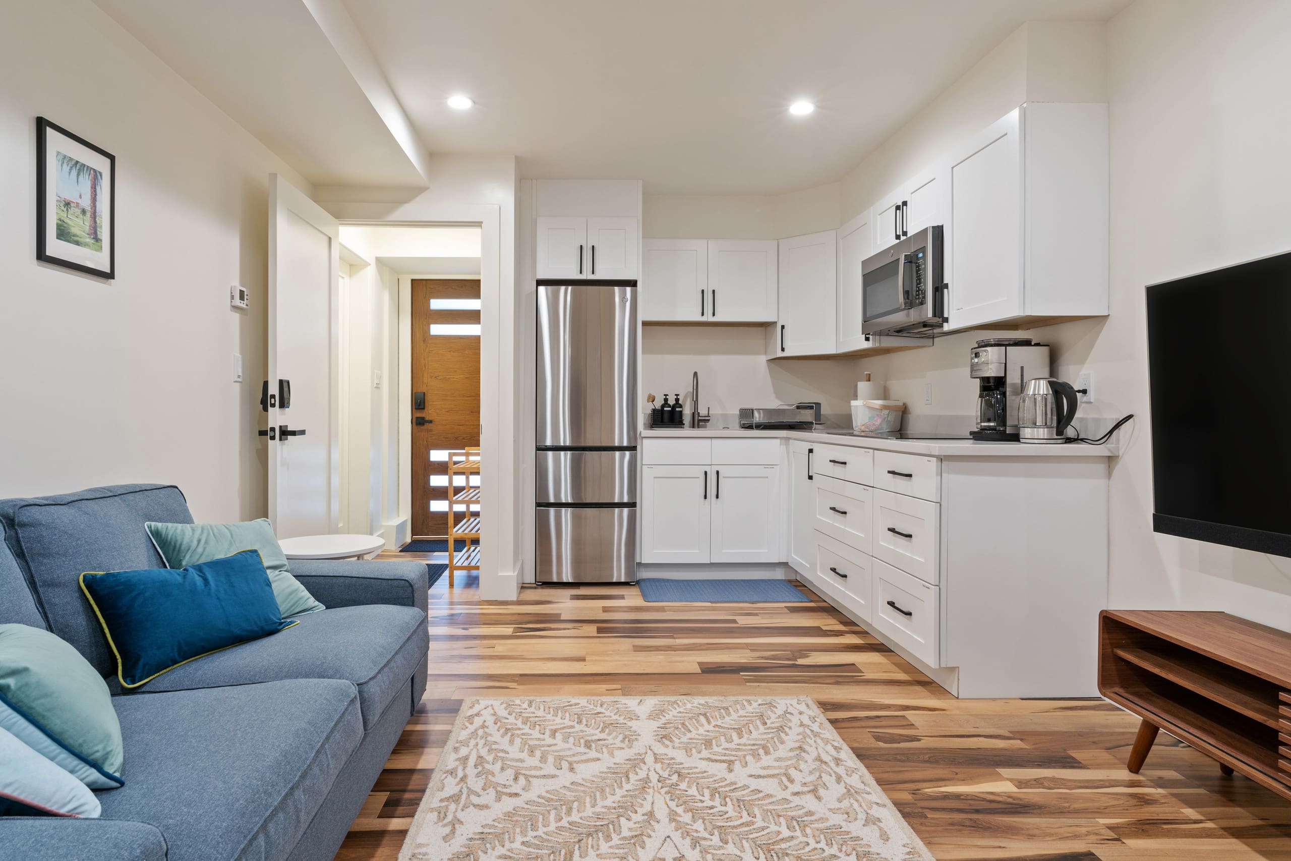 Brand-new & Modern Private Flat, Close to Transit - Image 4