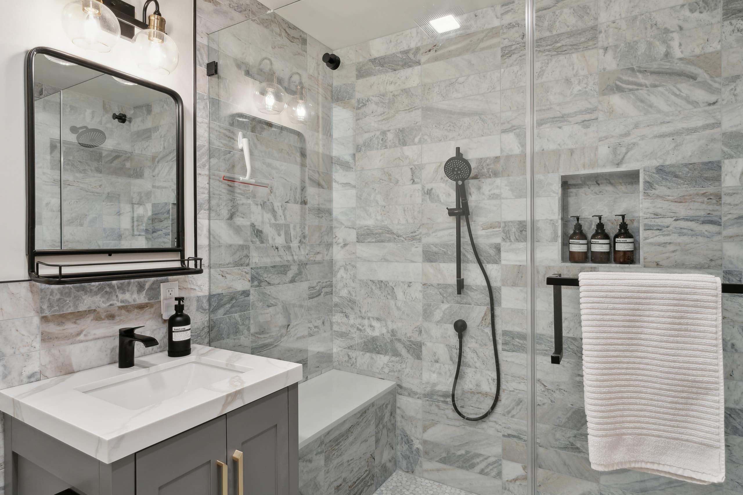 Brand-new & Modern Private Flat, Close to Transit - Image 15