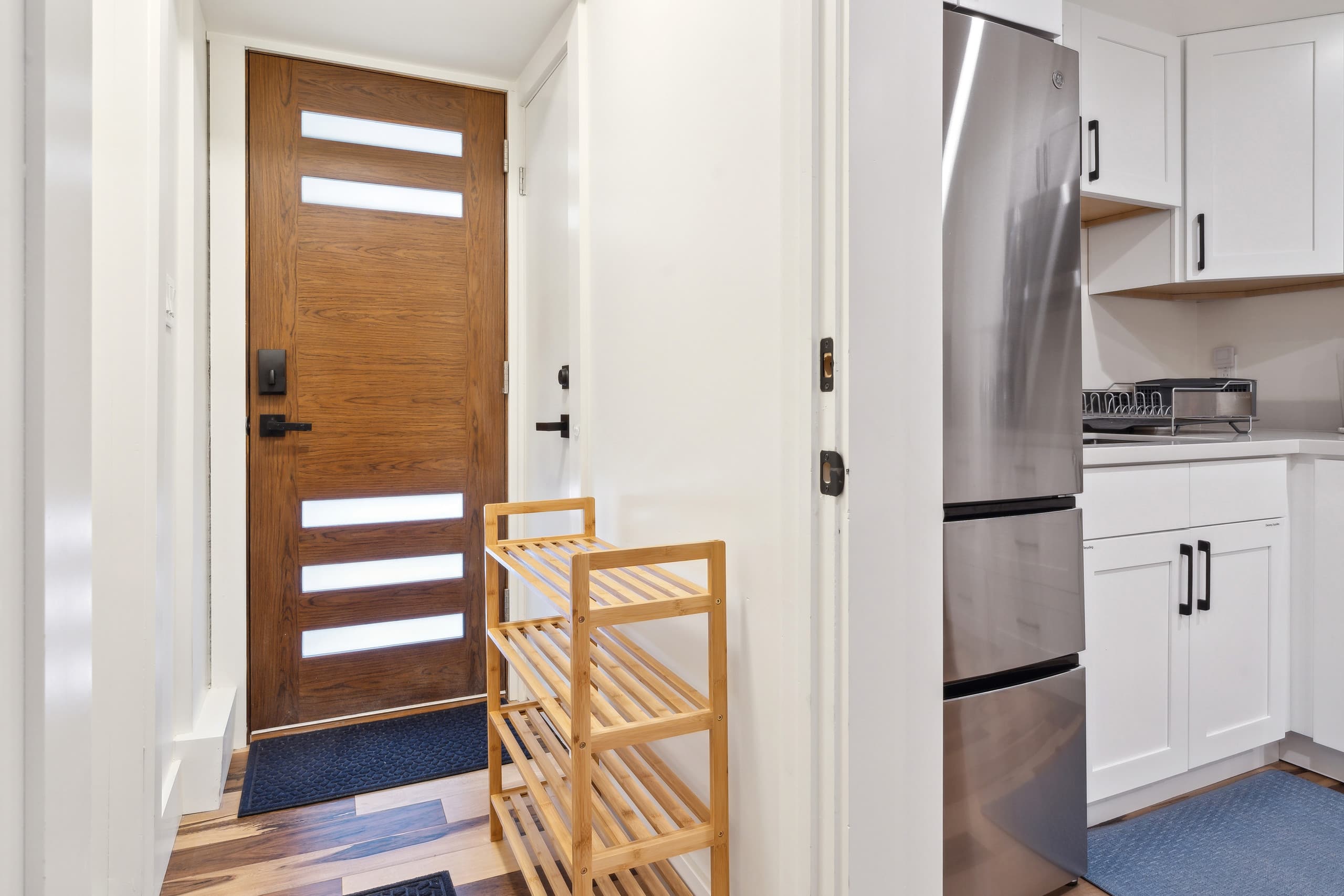 Brand-new & Modern Private Flat, Close to Transit - Image 9