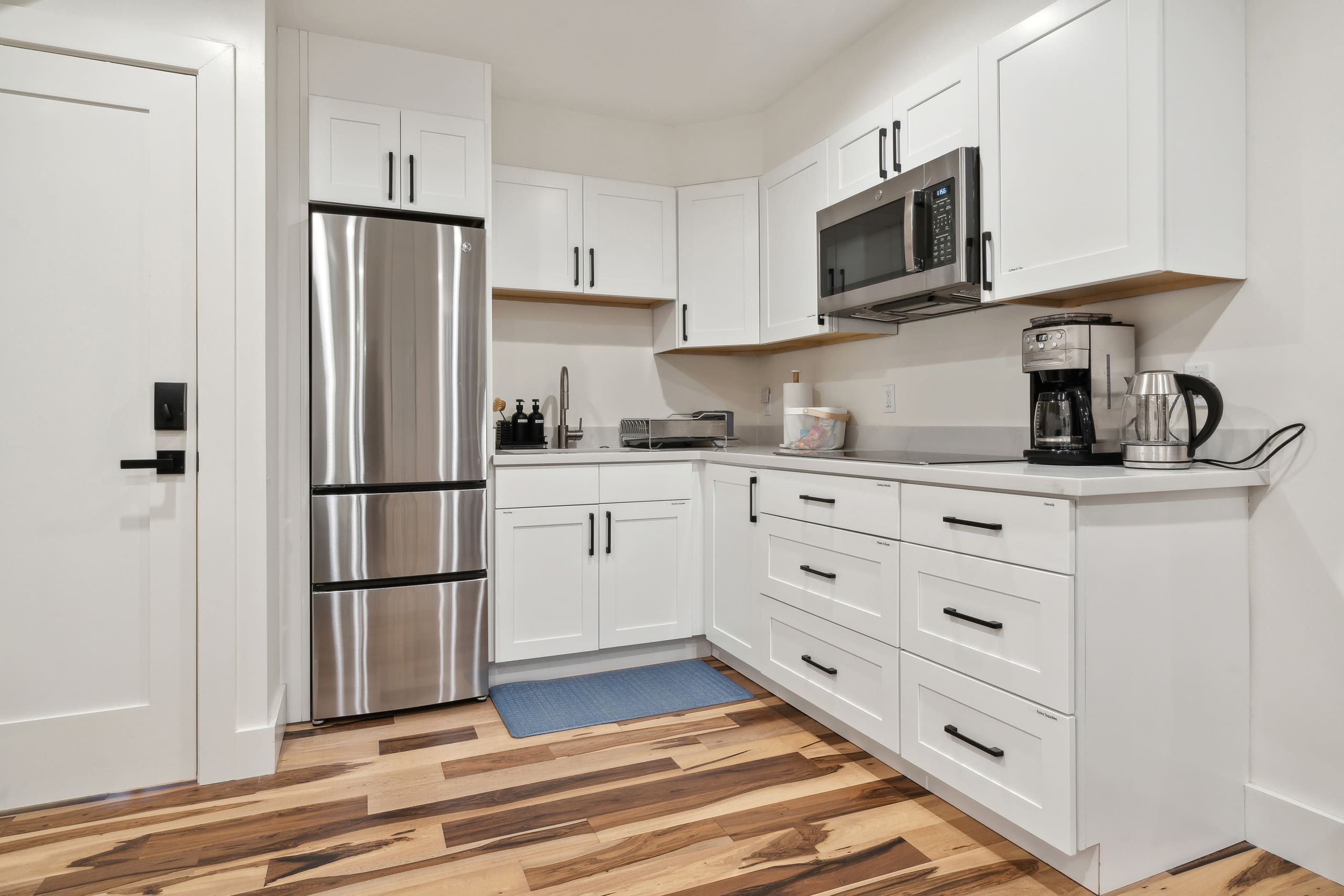 Brand-new & Modern Private Flat, Close to Transit - Image 5