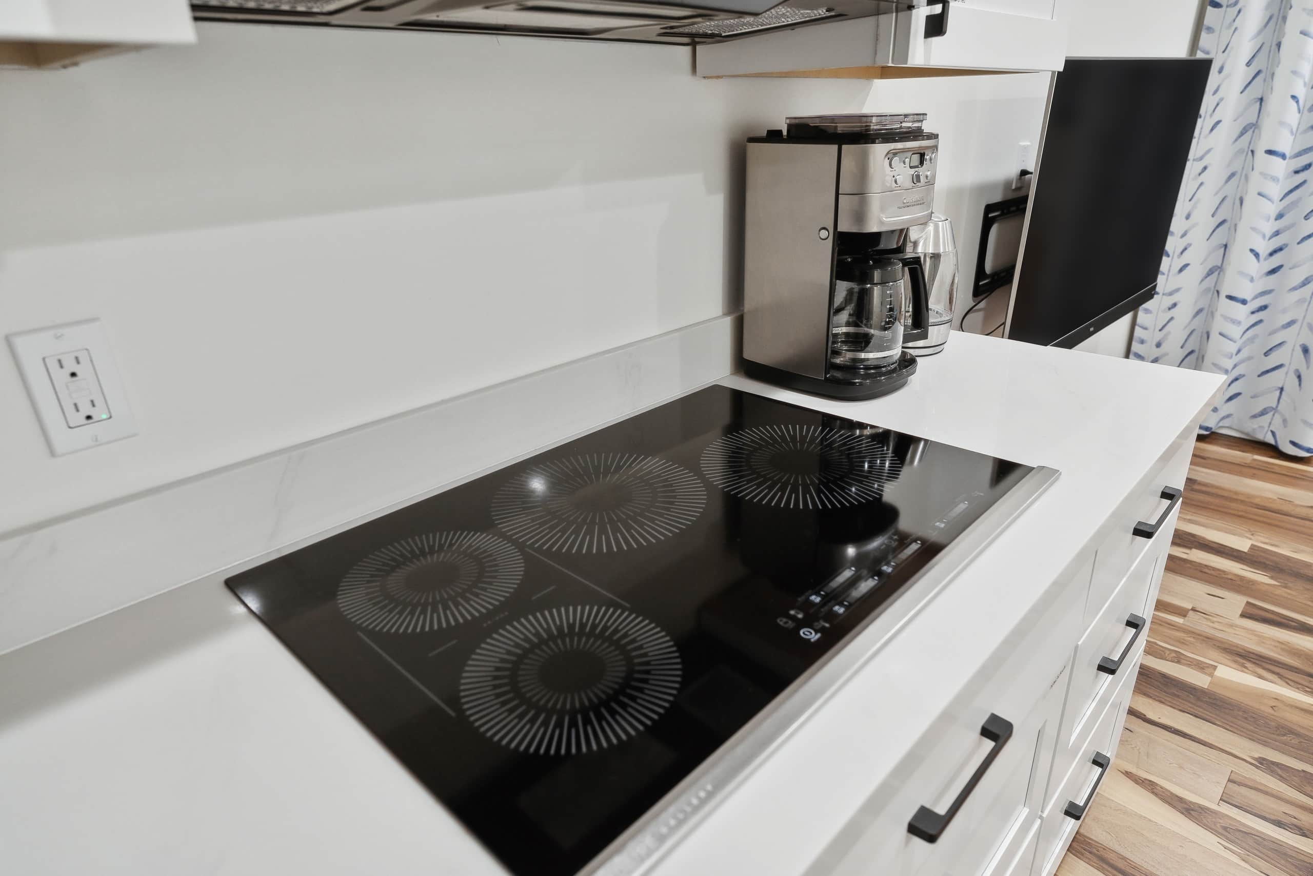 Brand-new & Modern Private Flat, Close to Transit - Image 7