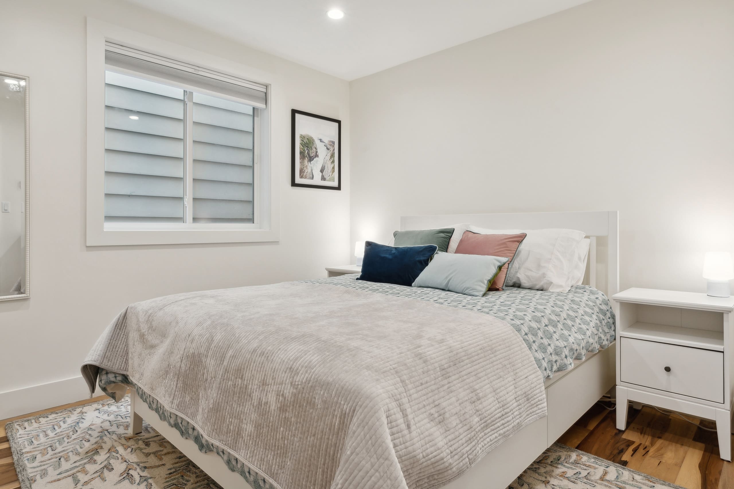 Brand-new & Modern Private Flat, Close to Transit - Image 10