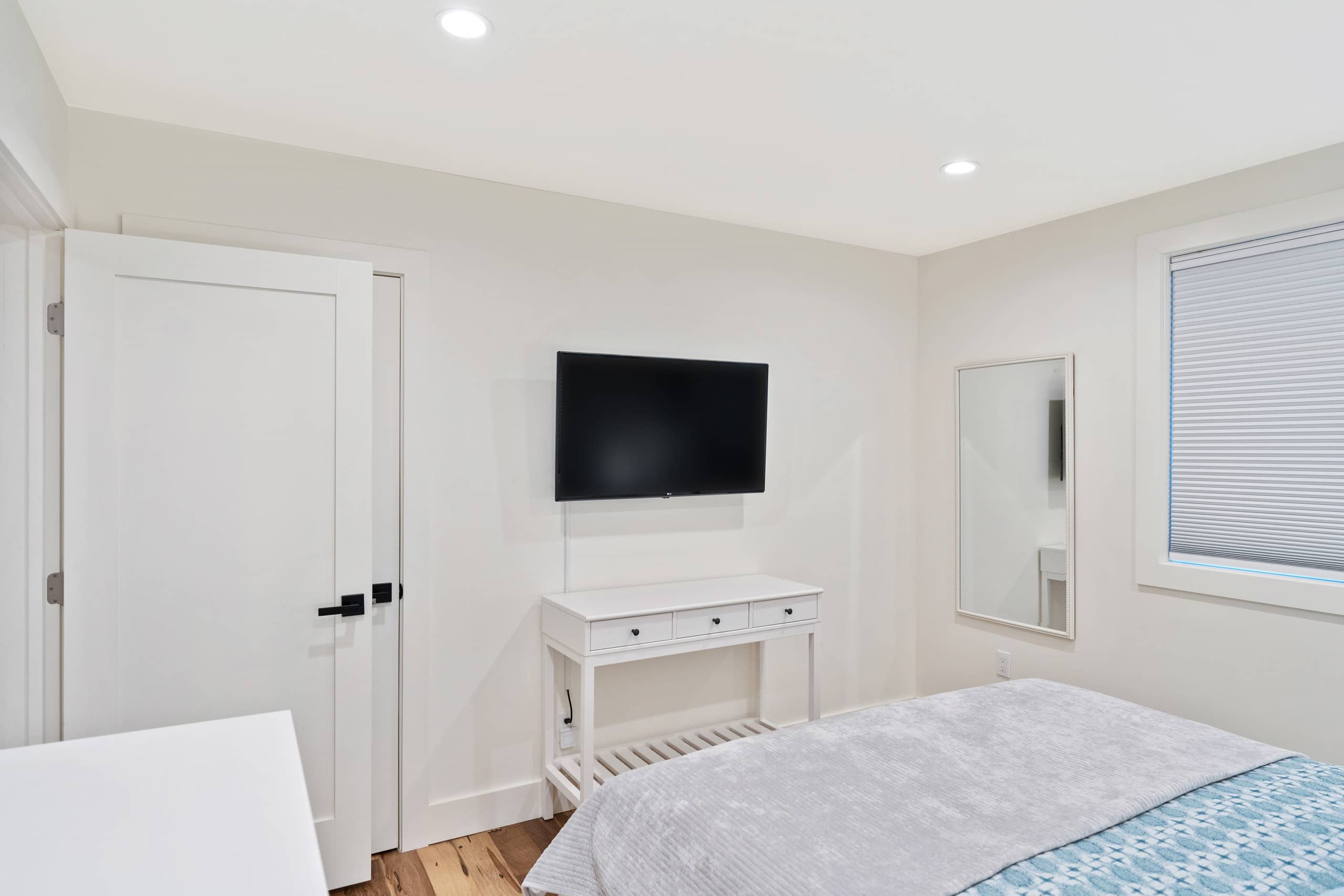 Brand-new & Modern Private Flat, Close to Transit - Image 13