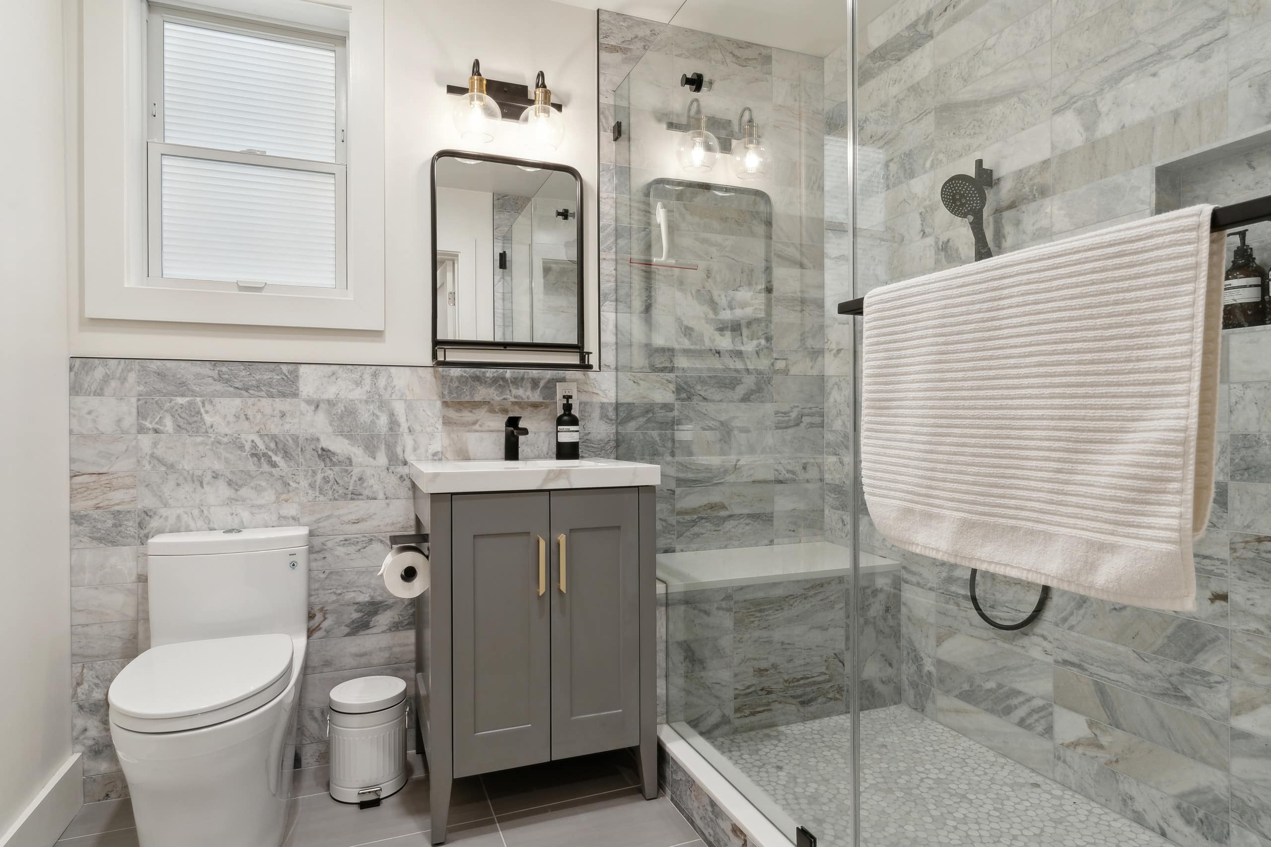 Brand-new & Modern Private Flat, Close to Transit - Image 14