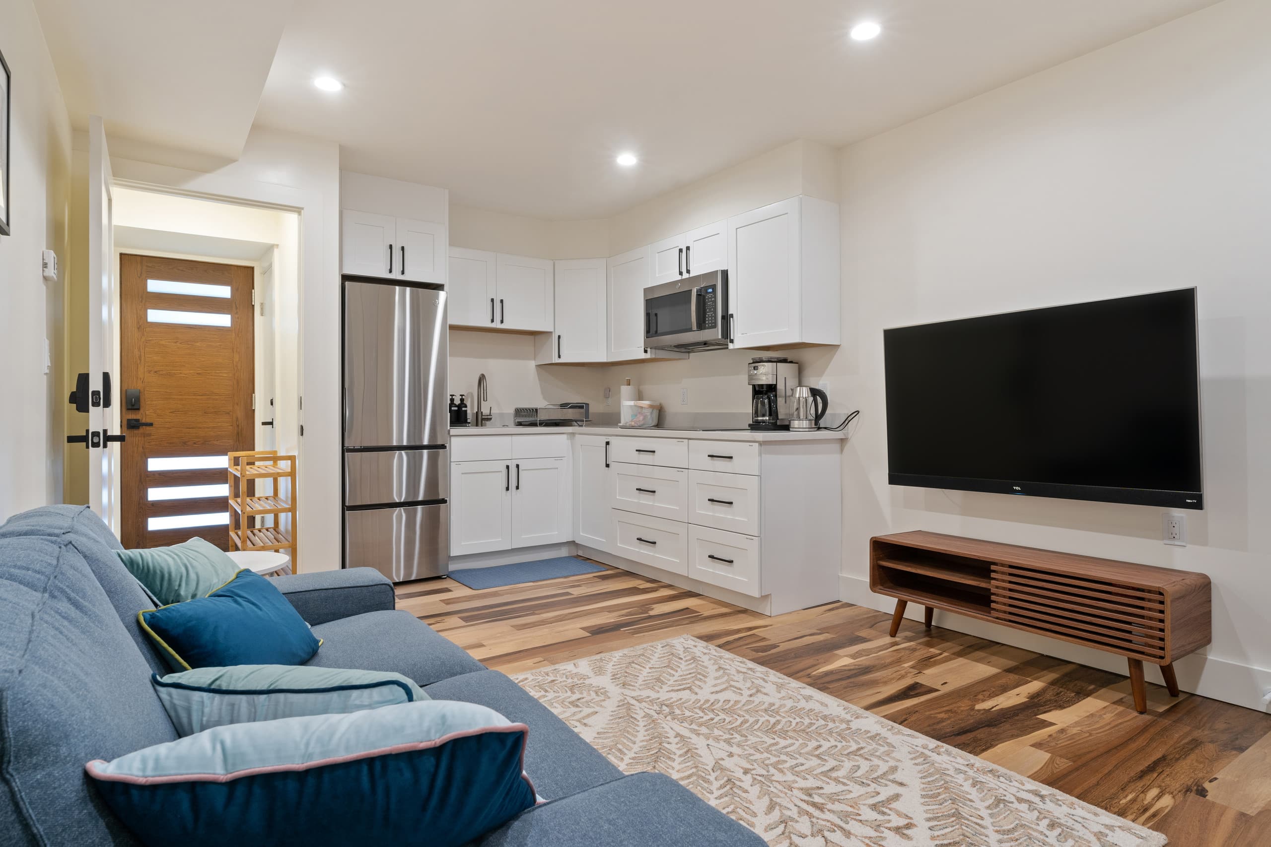 Brand-new & Modern Private Flat, Close to Transit - Image 1