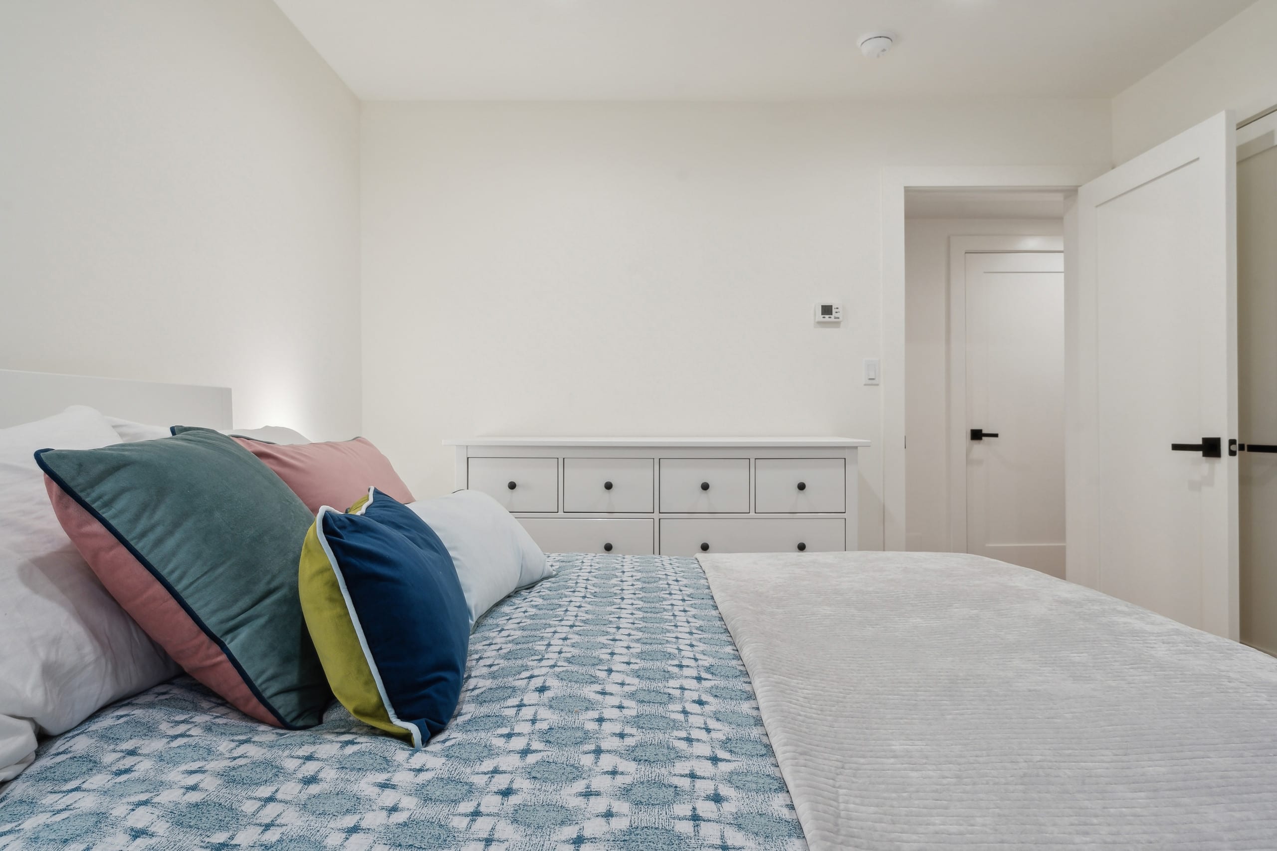 Brand-new & Modern Private Flat, Close to Transit - Image 12