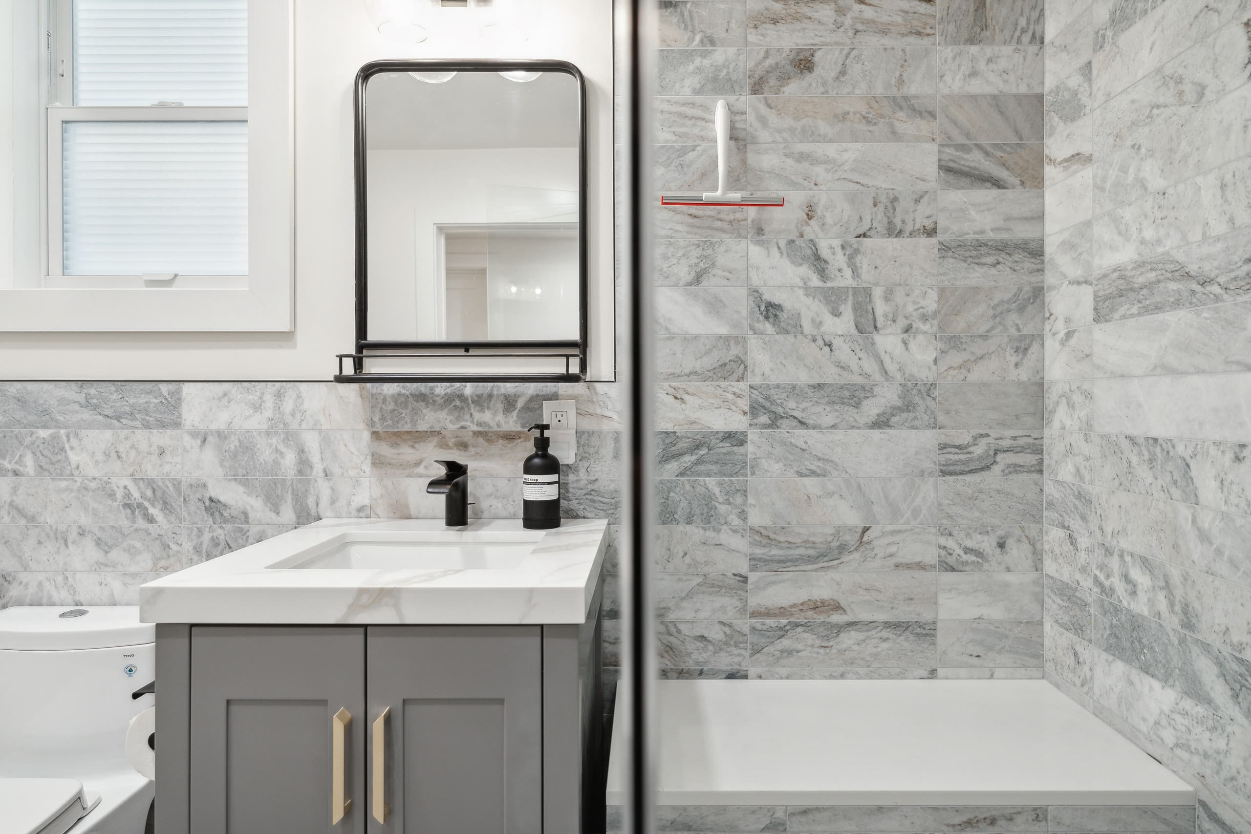 Brand-new & Modern Private Flat, Close to Transit - Image 17