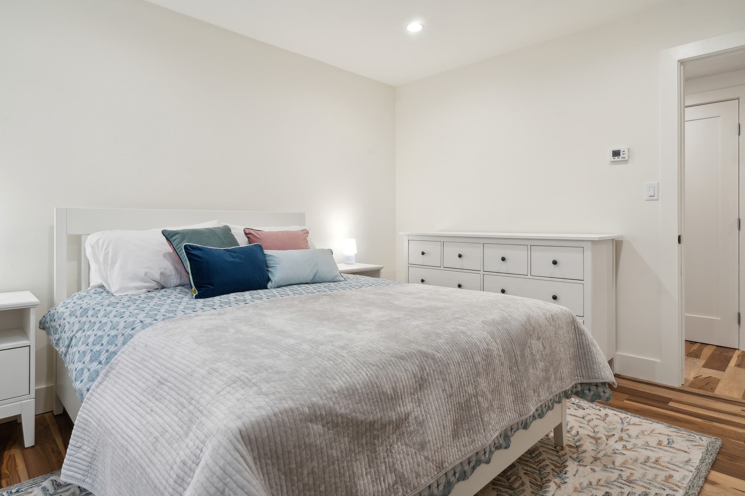 Brand-new & Modern Private Flat, Close to Transit - Image 11