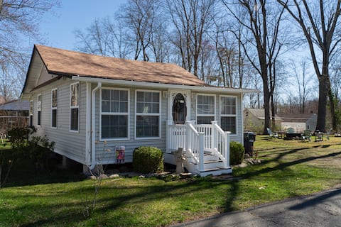 Charming Cottage by the Lake