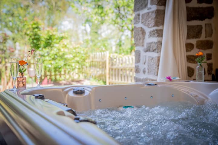 The Romeline Loft Mont Saint Michel Jacuzzi Massage