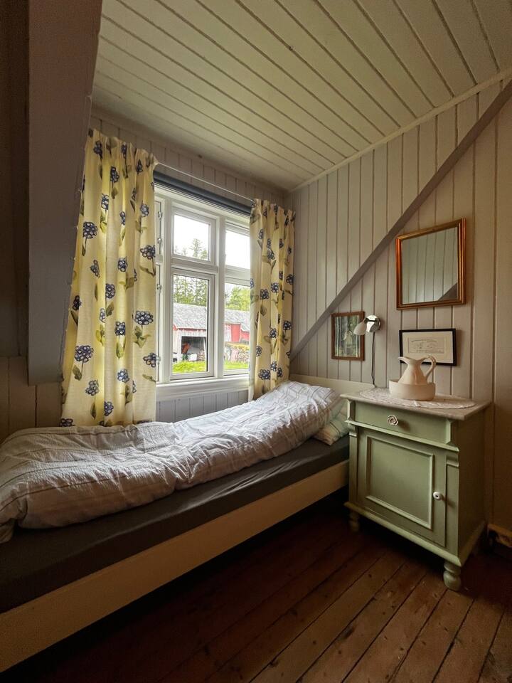 Jednostruki krevet. Na prozoru je roleta.