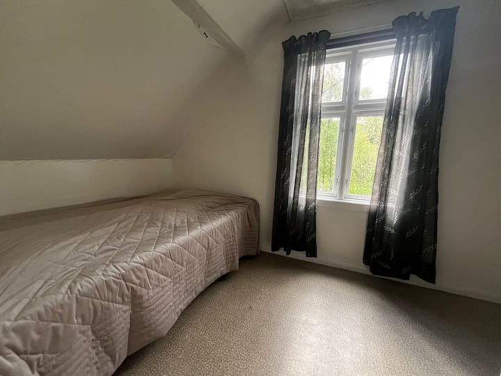 Spavaća soba s malim bračnim krevetom (120 cm) nalazi se unutar spavaće sobe 2. Prozor ima roletu.