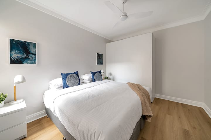 Táto spálňa bude pozostávať z dvoch samostatných lôžok, pokiaľ si pri rezervácii nevyžiadate manželskú posteľ veľkosti King. Do tejto spálne sa zmestí aj prenosná detská postieľka, či už je v nej manželská posteľ alebo dve samostatné postele. Naším cieľom je poskytnúť našim hosťom a rodinám výber možností. 