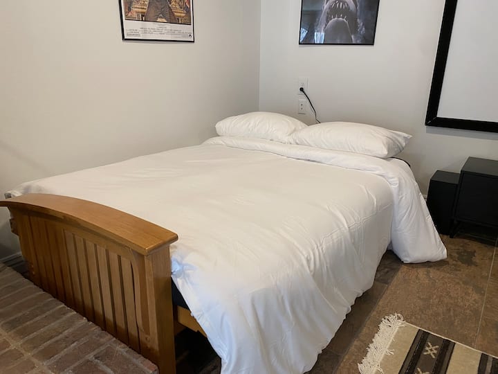 Ubicado en la sala de teatro del sótano, el futón está completamente separado de todos los dormitorios de arriba, por lo que es bastante privado. También hay un baño completo junto a la sala de teatro. 