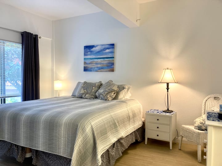 غرفة نوم ثانية بسرير كينج وخزانة كبيرة وحمام خاص مع دش من البلاط