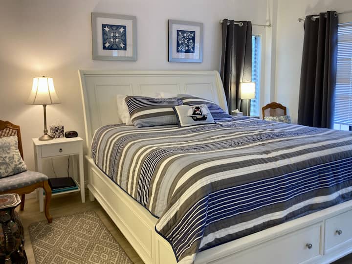 تحتوي غرفة النوم الرئيسية 1 على سرير لطيف مع حمام خاص في الجناح مع دش من البلاط.