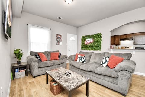 Top performing Airbnb: The SPOT! Huge 3BR/2Bath Minutes to Downtown in Trinity / Houston Gardens