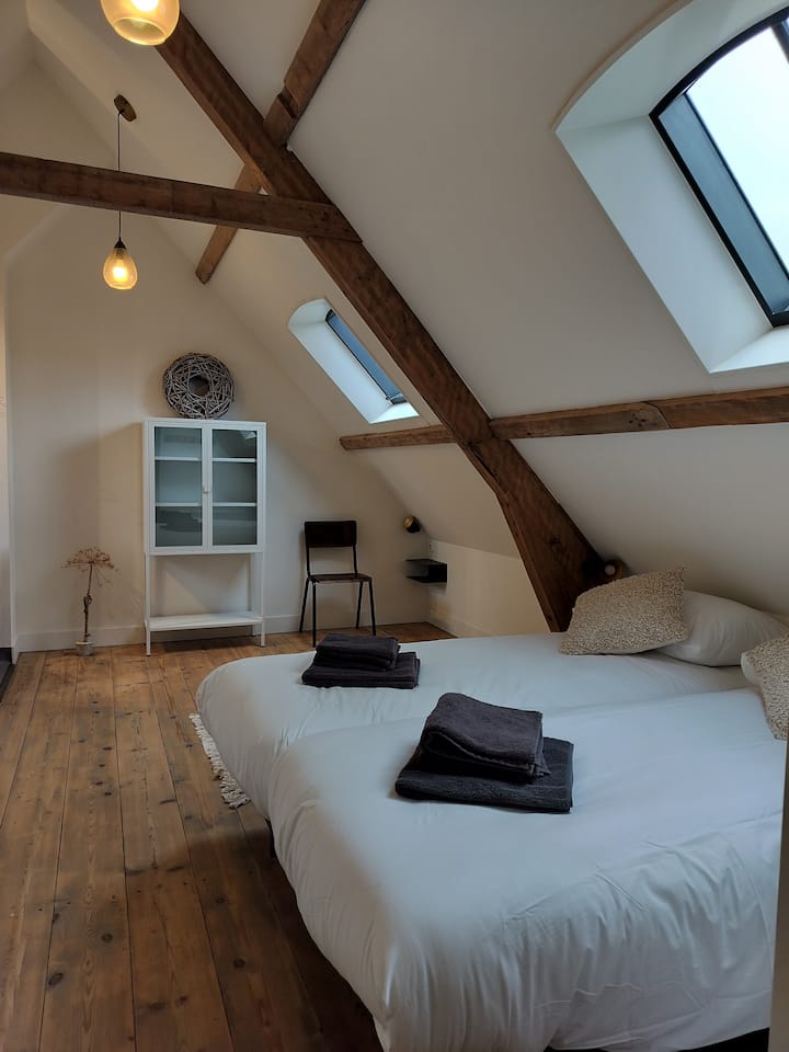 غرفة نوم 1
كانت العلية عبارة عن مساحة كبيرة واحدة، مفروشة الآن بغرف نوم مريحة مع حمام خاص.

يمكن إضافة سرير واحد عند الطلب في هذه الغرفة الفسيحة. و/ أو سرير الأطفال مع السماء وطاولة تغيير الملابس.

