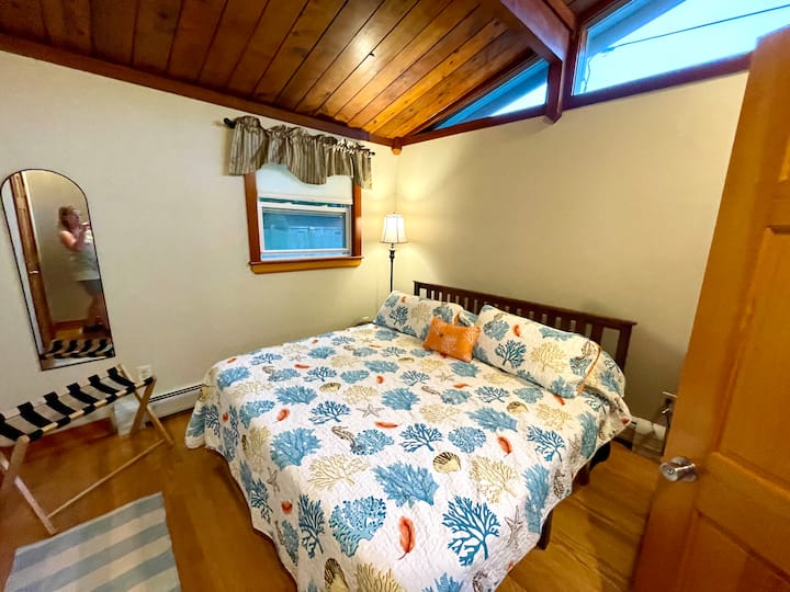 El dormitorio principal tiene una cama tamaño king, además de un armario y una cómoda (no se muestra). 