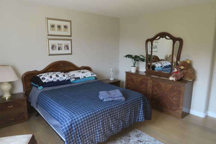 Spavaća soba 2 nalazi se na drugom katu. Ima ormariće s mnogo ladica i cijeli ormar za vješanje odjeće.