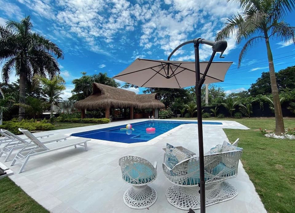 Top-earning Airbnb listing in Turbaco, 7 bedrooms