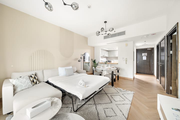 Obývacia izňa: Elegantný priestor so štýlovou výzdobou a rozkladacou posteľou pre maximálnu flexibilitu!