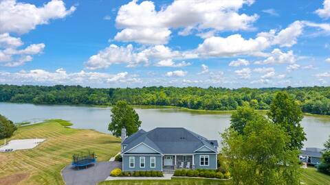 Quiet 5 Acre Lake House Getaway in Lake Anna