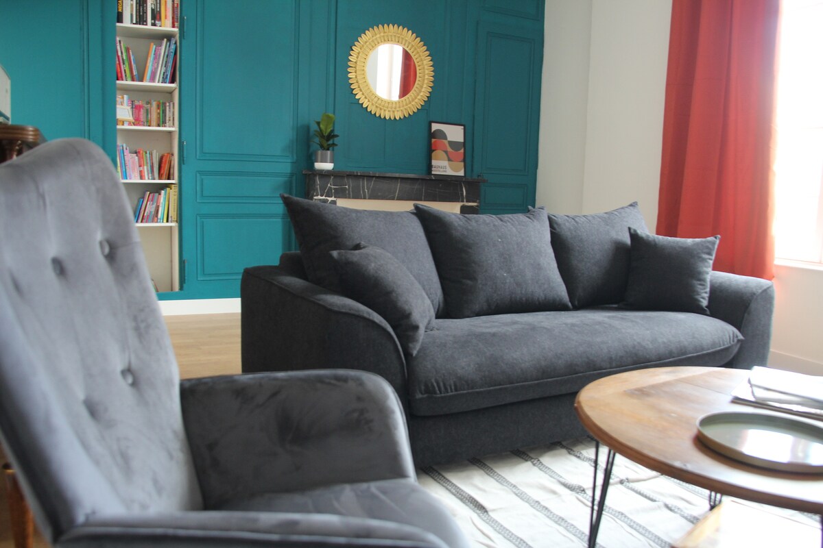 Top Airbnb: Spacious apartment just below the castle. à Saumur