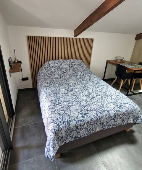 Top Airbnb: Cozy studio with terrace + parking – Near Tram-Plage à Prés D'arènes