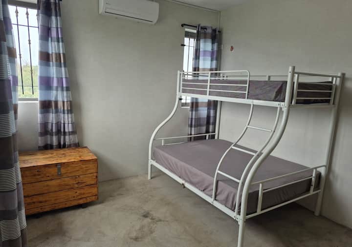 Спална соба со кревет на спрат, приватен тоалет, на првиот кат и аголен прозорец со природна светлина.

Chambre avec lit a etage, avec une toilette au premier etage.