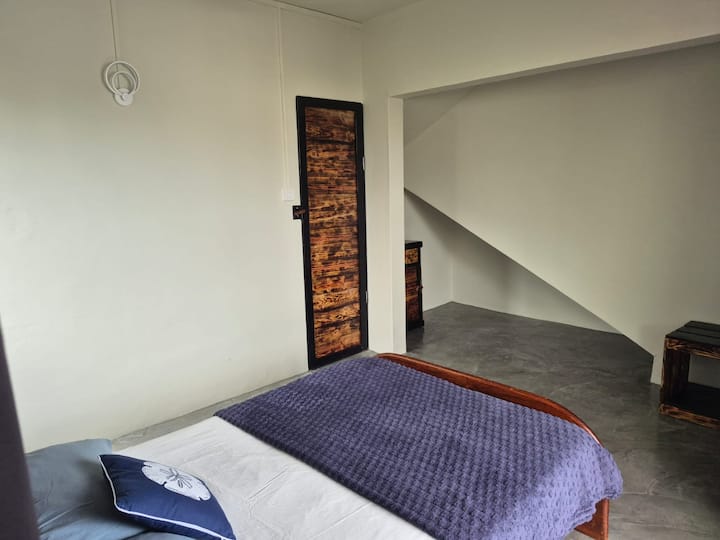 Самостојна спална соба одделена од главната куќа, свртена кон предниот двор со сопствена бања и тоалет.

Соба независна од куќата што паѓа на предната страна на куќата со тоалет и бања.