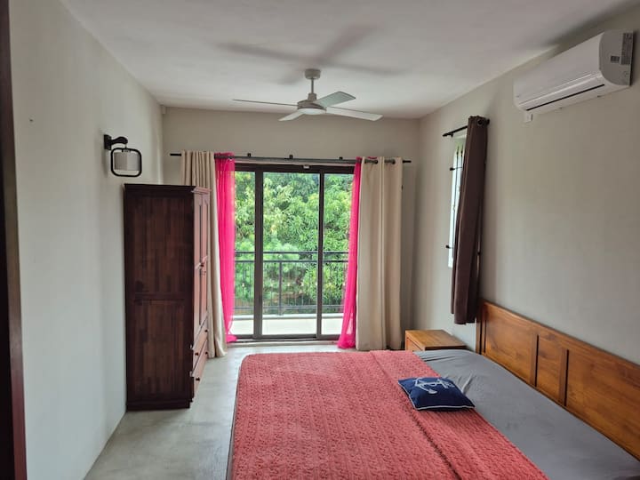 Спална соба на горниот кат со брачен кревет, тераса со поглед кон базенот, со приватна бања и тоалет. 

Горе, соба со брачен кревет (широк 150-179 см), приватна тераса со поглед кон базенот и бања со тоалет.