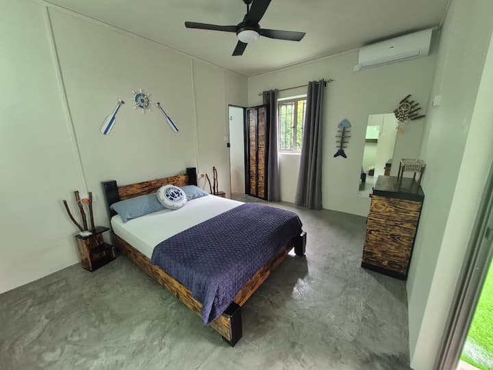 Спална соба на приземје со директен пристап до базенот, со приватна бања и тоалет. Идеално за тивок и удобен престој.

Chambre situee au rez de chaussee avec acces a la piscine, equipee d'une salle de bain et toilettes privees. 