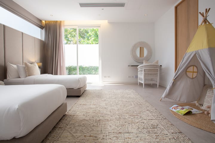 Bedroom 5 image 3