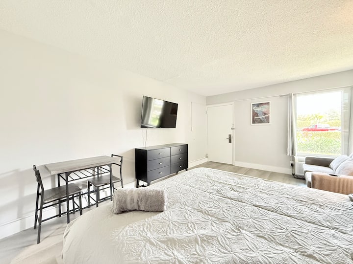 Во нашиот објект има удобен брачен кревет (широк 150-179 см) и кауч на спуштање - брачен кревет (широк 180-179 см) за дополнителен простор за спиење. Опуштете се пред телевизорот со рамен екран или уживајте во оброкот на трпезариската маса за двајца.