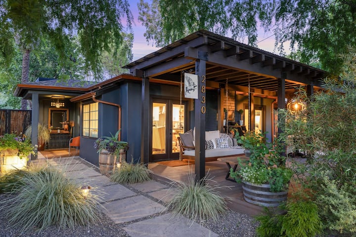 Downtown Los Olivos, The Flying Pig