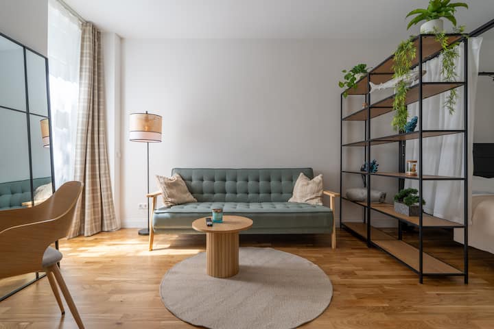 Helles und stilvolles Wohnzimmer mit Schlafsofa // Sala de estar luminosa y elegante con sofá cama