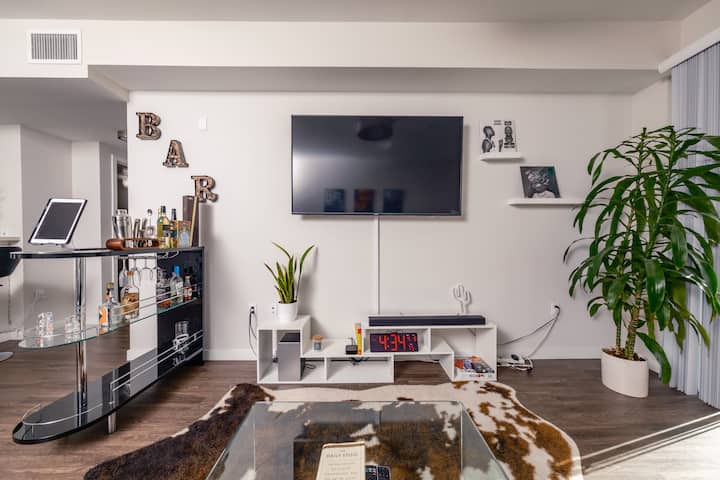 La Getaway (N. Hollywood) | Private Balcony - Burbank, CA