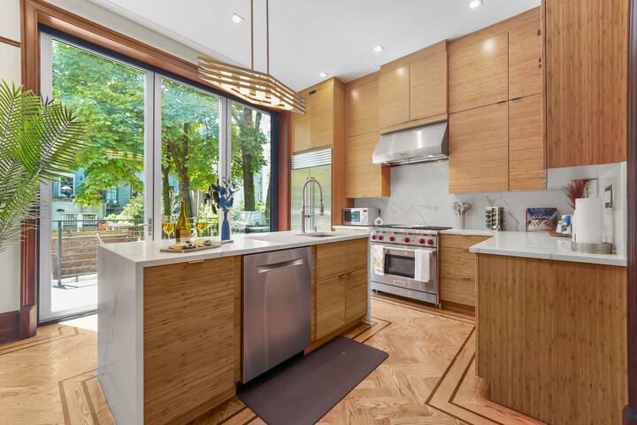 Large Upscale 6br 4.5ba~Backyard~Chef’s Kitchen gallery image 4