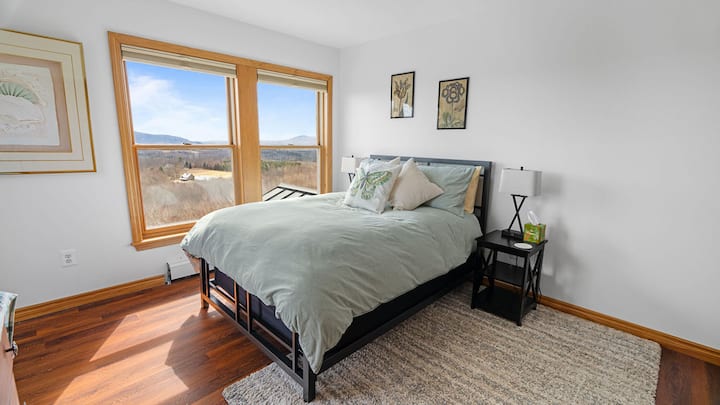 Тази спалня се намира на горния етаж. 