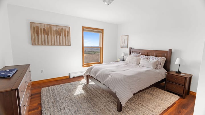 Тази спалня се намира на горния етаж. 