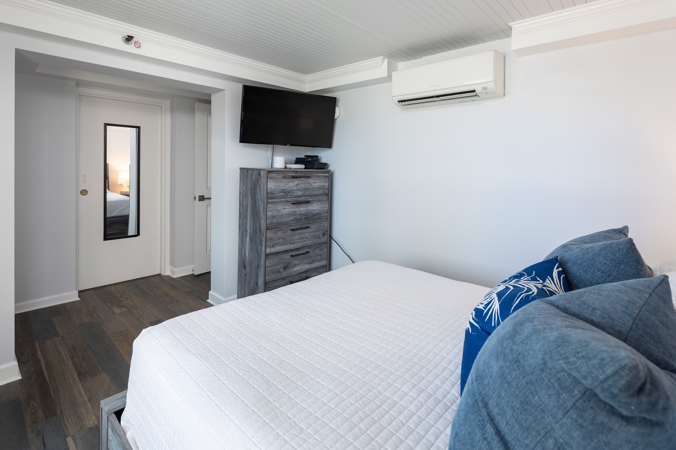3-Minute Walk to Beach, Free Parking/Pool/Wi-Fi - Image 17