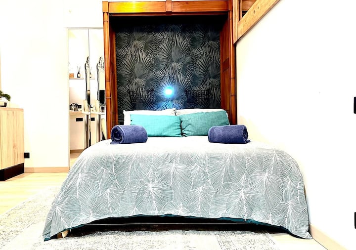 Kitanda maradufu chenye mashuka na taulo