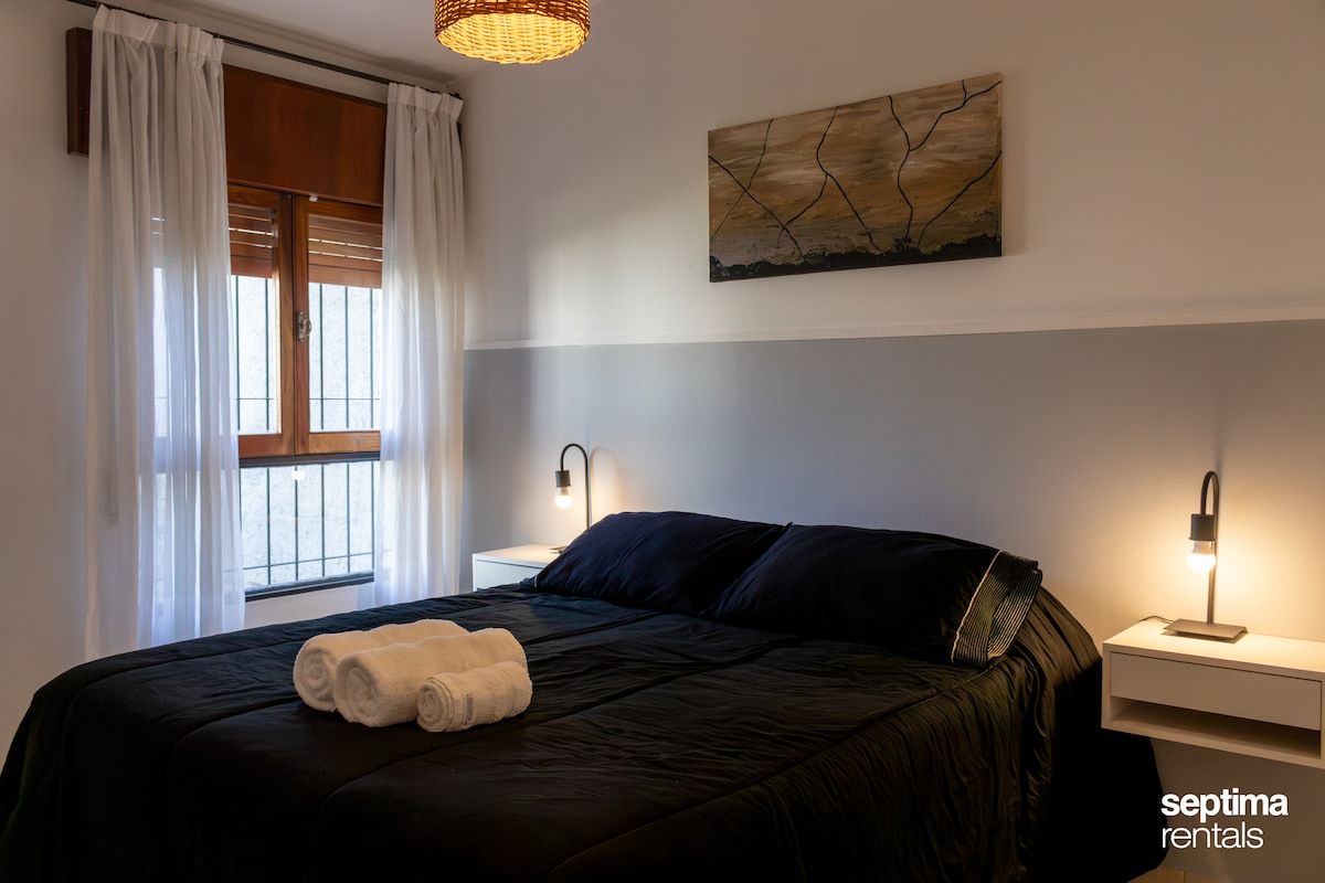 ห้องนอนใหญ่มีตู้เสื้อผ้าและเครื่องปรับอากาศ