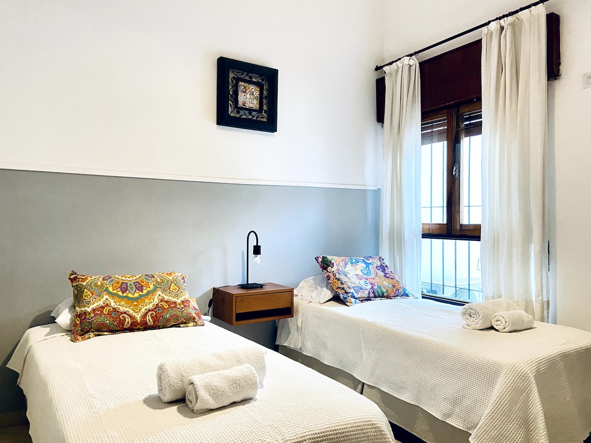 ห้อง 3 พร้อมเตียงเดี่ยวเครื่องปรับอากาศและพัดลมตั้งพื้น 