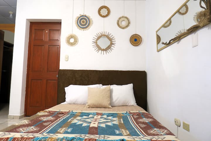 Imamo udoban i udoban bračni krevet okružen boho elegantnim stilom koji će vam pružiti taj kontakt s prirodnim i organskim kako biste imali najslađe i opuštajuće snove.